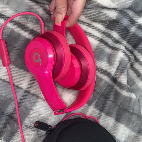 Hot Pink Beat Wired Headphones - Picture 2 of 6